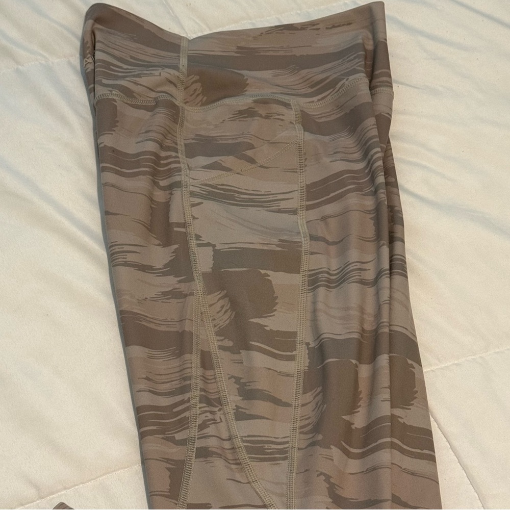 Alphalete Surface Pocket Leggings - Picture 8 of 12